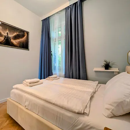 Debowa 4 By Homeprime